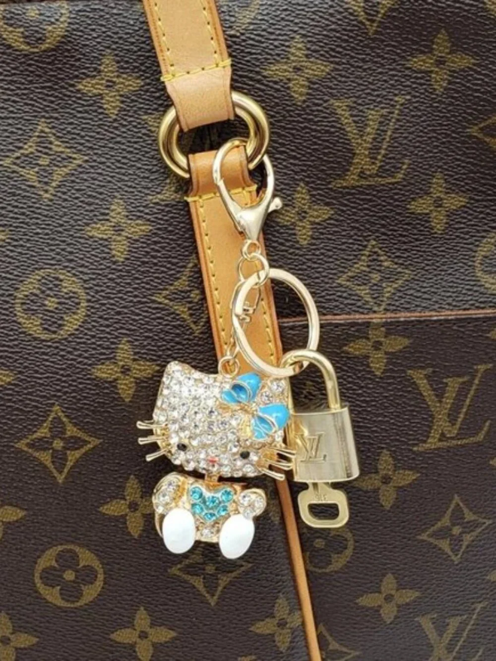 Louis Vuitton Authentic Gold Padlock 🔒 Key+Unbranded Hello Kitty Keychain/Charm - Picture 3 of 7